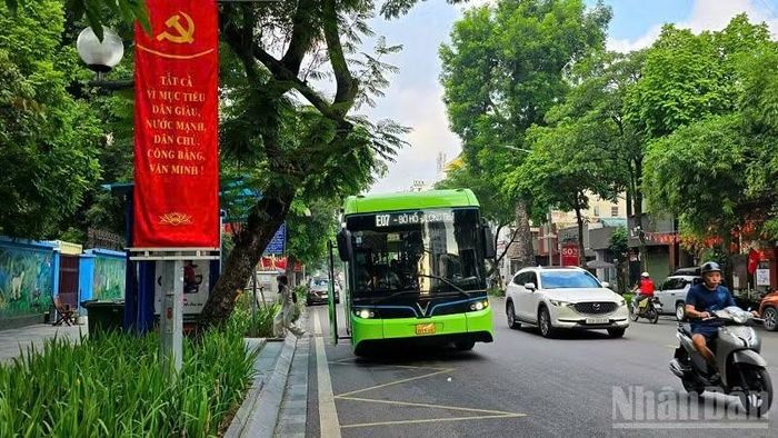 Một trong những điểm mới của hệ thống là một thẻ có thể sử dụng trên toàn mạng lưới giao thông công cộng được liên thông. (Ảnh: Đức Nghĩa)