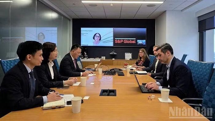 Chủ tịch Ủy ban chứng khoán Nhà nước Việt Nam trao đổi với lãnh đạo S&P Dow Jones Indices.