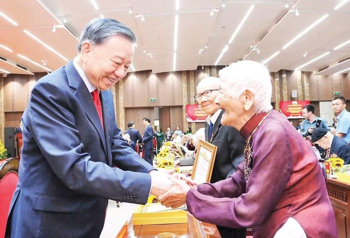 Tổng Bí thư, Chủ tịch nước Tô Lâm chúc mừng các đảng viên lão thành được nhận Huy hiệu 80 năm tuổi đảng dịp Quốc khánh 2/9. (Ảnh: ĐĂNG KHOA)