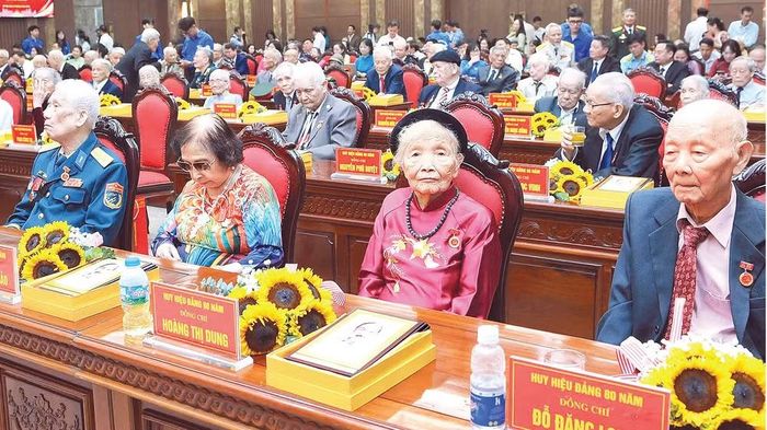 Đảng bộ thành phố Hà Nội tổ chức Lễ trao Huy hiệu 80 năm, 75 năm và 70 năm tuổi đảng tặng các đồng chí đảng viên lão thành. (Ảnh: ĐĂNG KHOA)