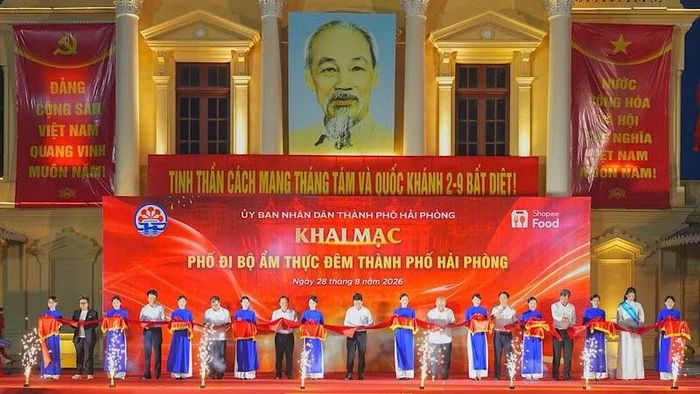 Các đại biểu thực hiện nghi thức khai mạc Phố đi bộ, ẩm thực và các hoạt động phát triển kinh tế ban đêm tại khu vực dải vườn hoa trung tâm và Nhà hát thành phố. (Ảnh: ĐÀM THANH)