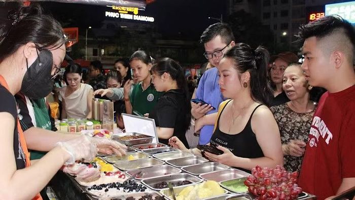 Các gian hàng ẩm thực thu hút đông đảo người dân và du khách. (Ảnh: ĐÀM THANH)