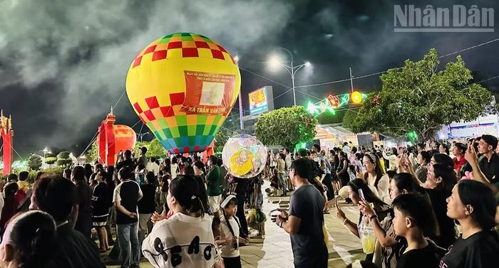 Đông đảo nhân dân trong tỉnh Cà Mau "đổ xô" về phường Bạc Liêu tận mắt chứng kiến Ngày hội Văn hóa di sản và Lễ hội Khinh khí cầu lần thứ I, năm 2026. (Ảnh: TRỌNG DUY)