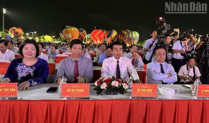 Nhiều lãnh đạo Trung ương và địa phương đến dự Ngày hội Văn hóa di sản và Lễ hội Khinh khí cầu lần thứ I, năm 2026 tại phường Bạc Liêu, tỉnh Cà Mau. (Ảnh: TRỌNG DUY)