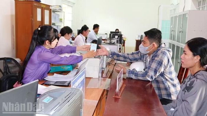 Người dân đến Trung tâm phục vụ hành chính công xã Long Hiệp thực hiện kê khai giấy khai sinh. (Ảnh: MINH KHỞI)