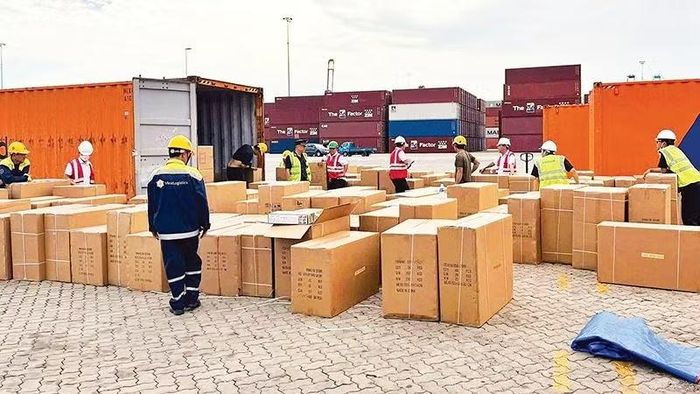 Container hàng nhập khẩu chứa hơn 9.300 sản phẩm vi phạm sở hữu trí tuệ. (Ảnh C.H)