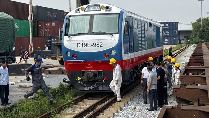 Đầu máy D19E tại Ga Yên Viên sáng 29/8. (Ảnh: VNR)