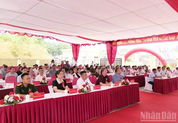 Các đại biểu dự lễ khánh thành. (Ảnh: KHÁNH TOÀN)
