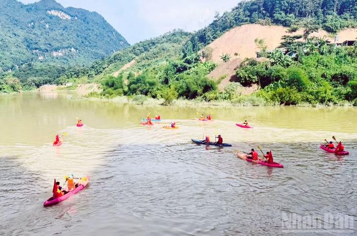 Chương trình biểu diễn thuyền kayak trên dòng sông Lô. (Ảnh: KHÁNH TOÀN)