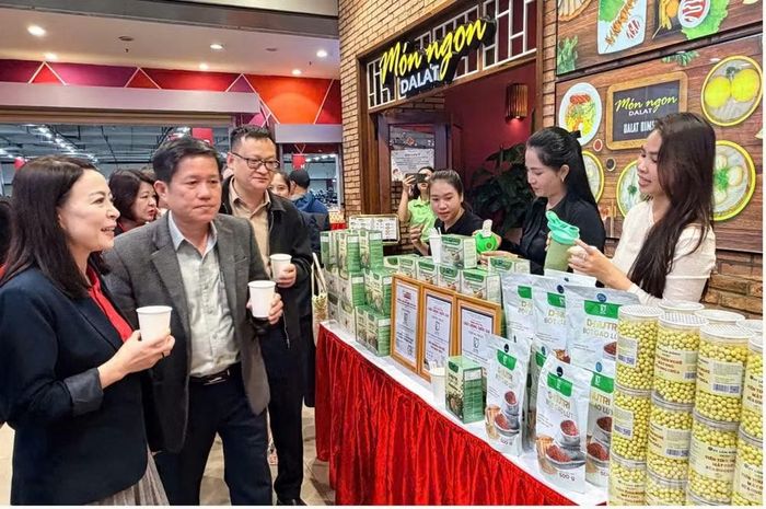 Không gian trưng bày các dòng sản phẩm nông sản chế biến sâu, thực phẩm dinh dưỡng và thảo mộc đạt chứng nhận OCOP của tỉnh Lâm Đồng. (Ảnh: Hải Linh)