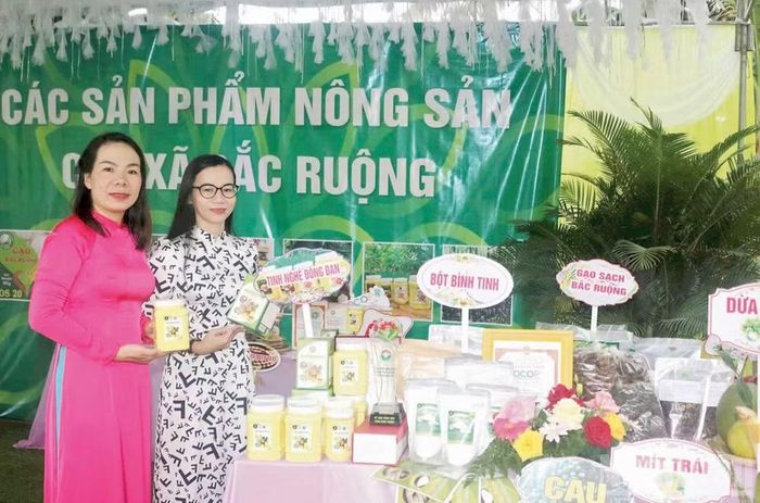 Xã Bắc Ruộng giới thiệu nông sản đặc sản của địa phương. (Ảnh: Hải Linh)