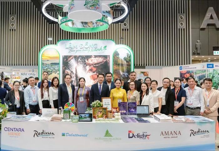 Ông Nghiêm Đình Hiếu, Giám đốc Trung tâm xúc tiến đầu tư, thương mại và du lịch cùng đại biểu quảng bá tour tuyến du lịch sinh thái nông nghiệp Lâm Đồng. (Ảnh: Trung tâm xúc tiến đầu tư, thương mại và du lịch Lâm Đồng cung cấp)