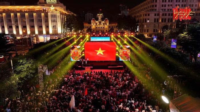 Sân khấu tại phố đi bộ Nguyễn Huệ thu hút hàng chục nghìn người tham gia.