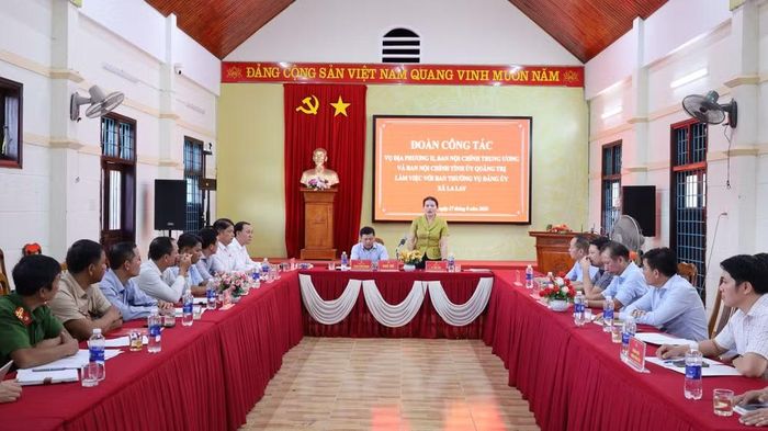 Vụ Địa phương II, Ban Nội chính Trung ương và Ban Nội chính Tỉnh ủy Quảng Trị làm việc với Ban Thường vụ Đảng ủy xã La Lay. (Ảnh: H.M)
