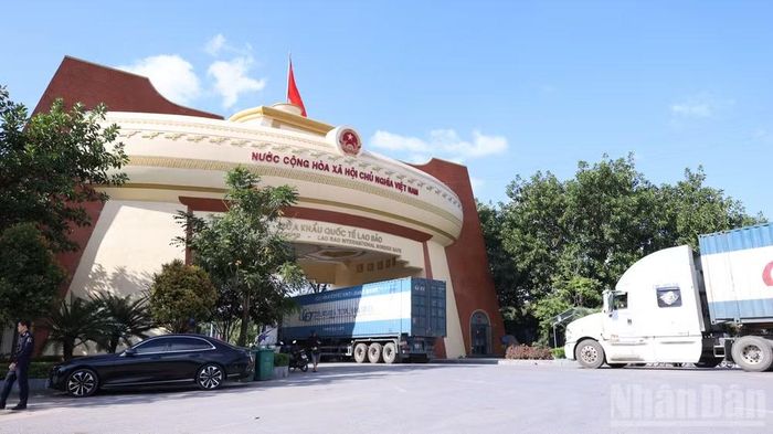 Cửa khẩu quốc tế Lao Bảo tại xã Lao Bảo là cửa ngõ giao thương chiến lược trên Hành lang kinh tế đông-tây, kết nối Việt Nam, Lào, Thái Lan và Myanmar. (Ảnh: H.M)