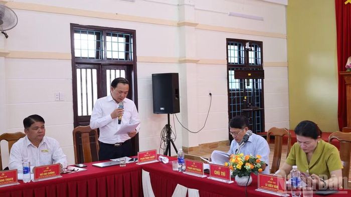 Bí thư Đảng ủy xã La Lay Phạm Xuân Khánh trình bày báo cáo tại buổi làm việc. (Ảnh: H.M)