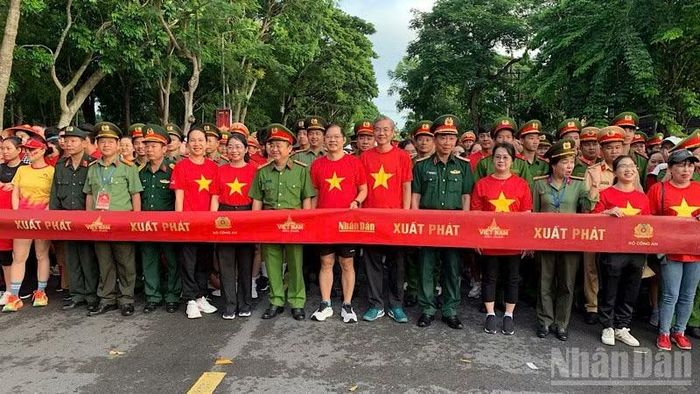 Đông đảo cán bộ, chiến sĩ và người dân Cần Thơ tham gia chương trình đi bộ năm 2025. (Ảnh: THANH TÂM)