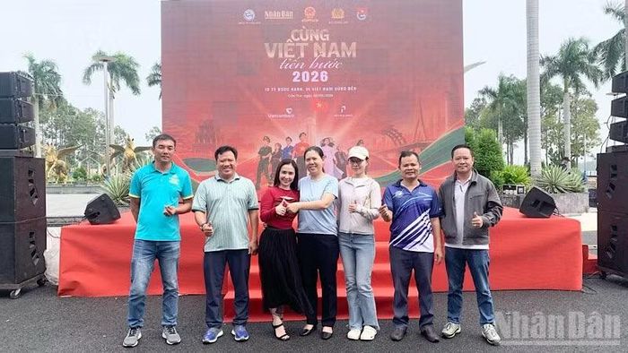 Đại diện Ban tổ chức tại Cần Thơ đồng hành cùng chương trình. (Ảnh: THANH TÂM)