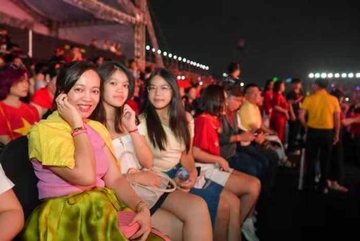 Chị Hiền Phương hạnh phúc khi thấy hai con hào hứng với chương trình nghệ thuật chính luận gắn liền với hai chữ "Tổ quốc" thiêng liêng.