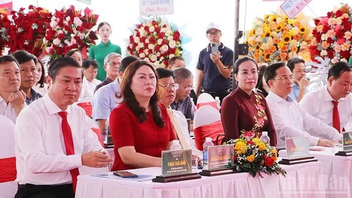 Các đại biểu dự lễ khởi công. (Ảnh: Anh Quân)