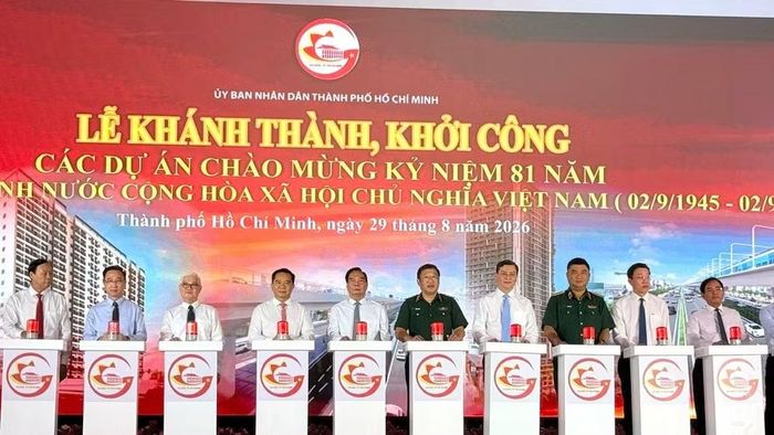 Lãnh đạo Ủy ban nhân dân Thành phố Hồ Chí Minh bấm nút khởi công các Dự án giao thông, nhà ở xã hội trọng điểm. (Ảnh: QUÝ HIỀN)