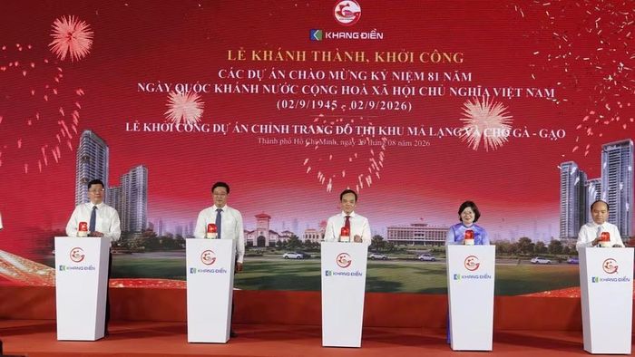 Đồng chí Trần Lưu Quang, Ủy viên Bộ Chính trị, Bí thư Thành ủy Thành phố Hồ Chí Minh cùng các đồng chí lãnh đạo thành phố bấm nút khởi công Dự án Chỉnh trang đô thị khu Mả Lạng và Chợ Gà-Gạo. (Ảnh: VÕ LÊ)