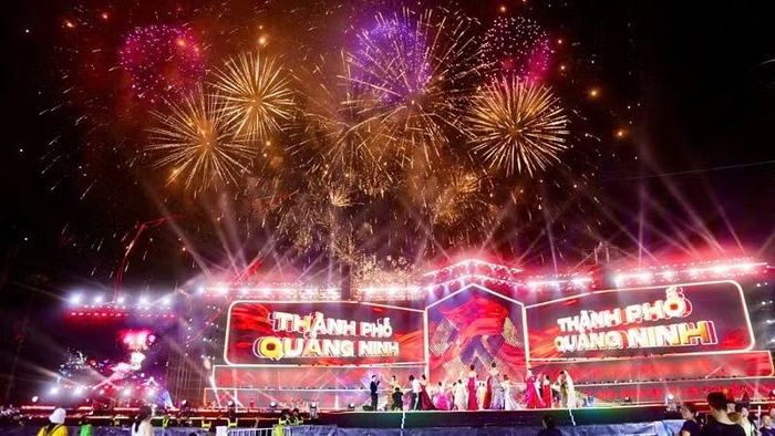 Màn pháo hoa tầm cao tại Chương trình nghệ thuật "Quảng Ninh - Thành phố rạng rỡ tương lai". (Ảnh: Quang Thọ)