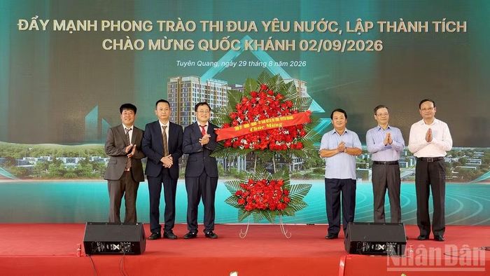 Các đồng chí lãnh đạo tỉnh Tuyên Quang tặng hoa chúc mừng chủ đầu tư dự án.