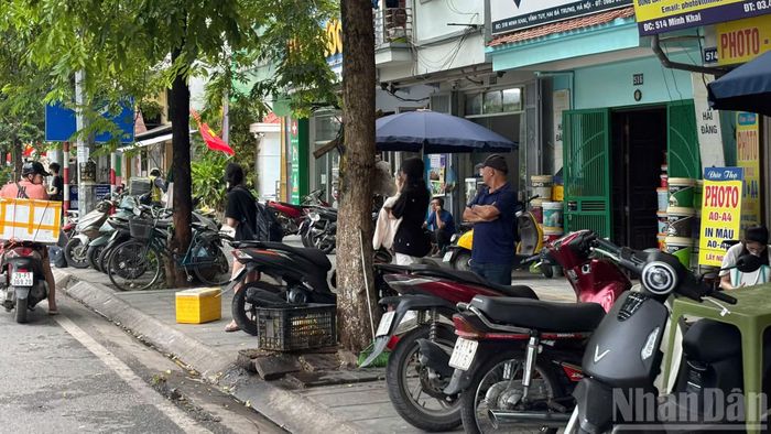 Người dân đứng chờ xe tại khu vực cửa ngõ Hà Nội, bắt đầu hành trình trở về quê trong ngày đầu kỳ nghỉ Quốc khánh.