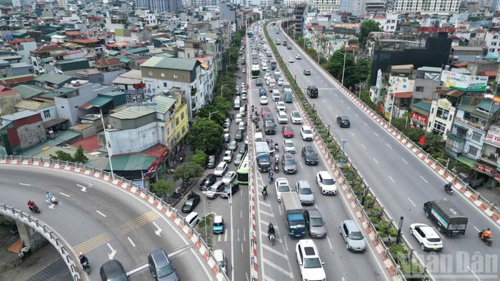 Dòng phương tiện trên cầu Vĩnh Tuy hướng từ nội đô sang khu vực phía đông Hà Nội tăng cao, nhiều thời điểm các phương tiện phải di chuyển chậm, ùn ứ kéo dài.