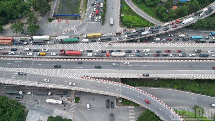 Theo ghi nhận của phóng viên, lượng ô tô, xe máy tăng nhanh trên các tuyến đường hướng ra ngoại thành, khiến nhiều tuyến trở nên đông đúc.