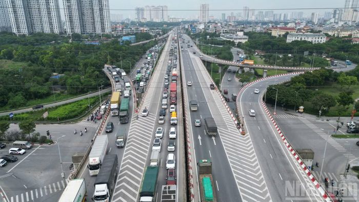  Tại tuyến Pháp Vân-Cầu Giẽ, phương tiện﻿ nối dài theo hướng rời Hà Nội. Đây là một trong những cửa ngõ chịu áp lực lớn khi người dân bắt đầu kỳ nghỉ lễ. 