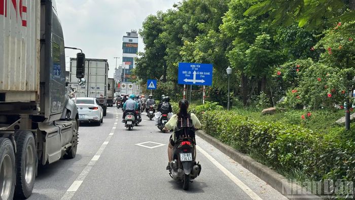 Không ít người lựa chọn xe máy để về quê trong dịp nghỉ lễ 2/9, chở theo hành lý và đồ đạc, hòa vào dòng phương tiện rời Hà Nội.