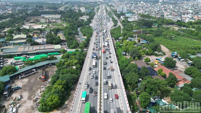 Cầu Thanh Trì ghi nhận lượng phương tiện tăng mạnh trong ngày đầu nghỉ lễ 2/9, dòng xe hướng ra các tỉnh phía bắc và phía đông nối dài, giao thông ùn tắc cục bộ.