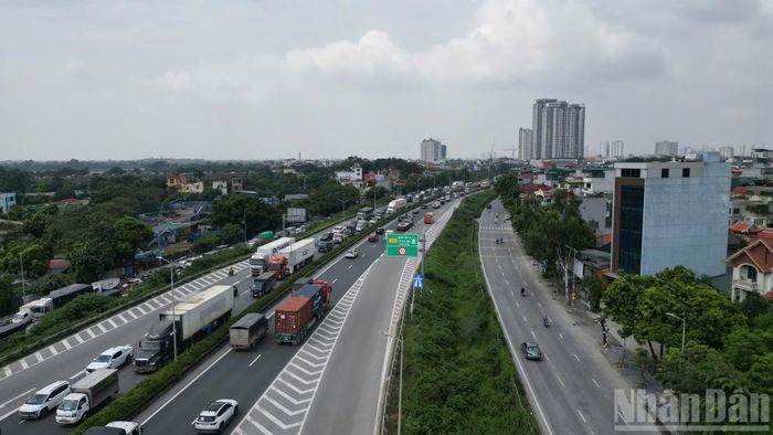 Ngày đầu kỳ nghỉ lễ 2/9, giao thông Hà Nội có sự phân hóa rõ rệt: các cửa ngõ hướng ra ngoài thành phố đông đúc, trong khi nhiều tuyến phố nội đô tương đối thông thoáng.