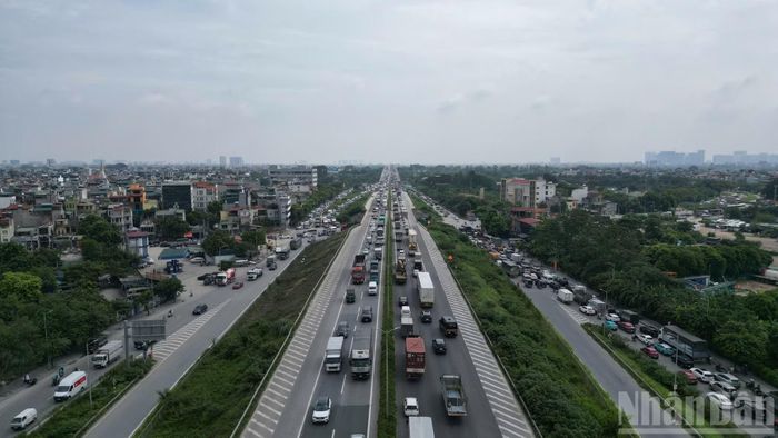 Trên Vành đai 3 trên cao, dòng phương tiện hướng về phía Nam tăng cao từ sáng sớm, nhiều thời điểm các phương tiện phải di chuyển chậm.