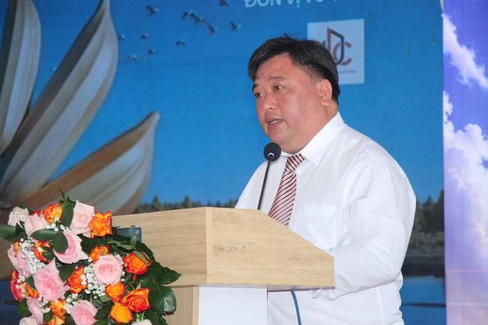 Đồng chí Nguyễn Hoàng Thoại, Chủ tịch Hội Nông dân tỉnh Cà Mau phát biểu ý kiến tại buổi lễ khởi công. (Ảnh: TRỌNG DUY)