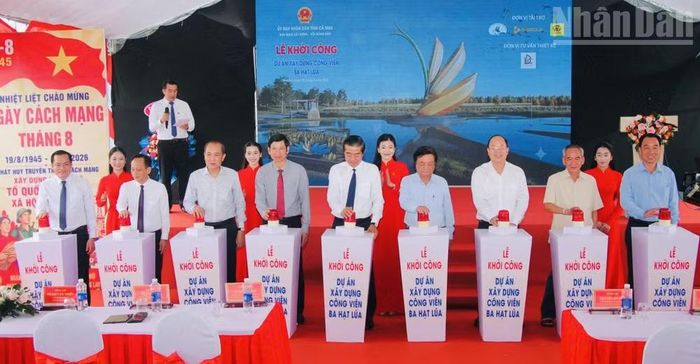 Các đại biểu thực hiện nghi thức khởi công dự án công viên Ba Hạt Lúa tại xã Vĩnh Lợi, tỉnh Cà Mau. (Ảnh: TRỌNG DUY)