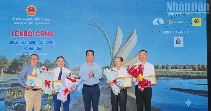 Lãnh đạo tỉnh Cà Mau tặng bằng khen các đơn vị tài trợ dự án công viên Ba Hạt Lúa. (Ảnh: TRỌNG DUY)