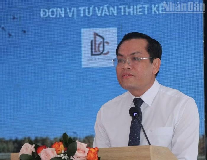 Đồng chí Ngô Vũ Thăng, Phó Chủ tịch Ủy ban nhân dân tỉnh Cà Mau phát biểu tại lễ khởi công. (Ảnh: TRỌNG DUY)