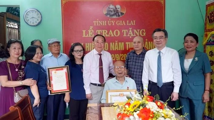 Huy hiệu 80 năm tuổi Đảng là phần thưởng cao quý ghi nhận quá trình cống hiến, rèn luyện và lòng trung thành của các đảng viên lão thành đối với sự nghiệp cách mạng. (Ảnh: THU LOAN)