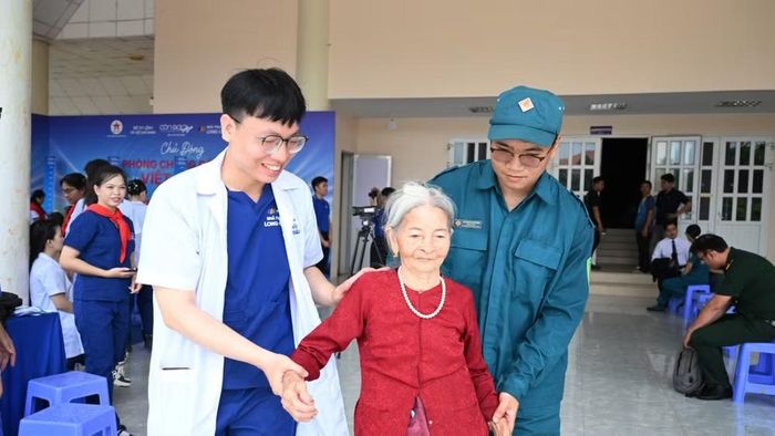 Các bạn trẻ hỗ trợ người dân trong quá trình chăm sóc sức khỏe. (Ảnh: HOÀNG KHÁNH) 