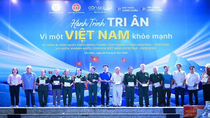  Đại diện các đơn vị trao quà tặng các cựu chiến binh, thương binh, bệnh binh, người có công với cách mạng, thân nhân liệt sĩ, người có hoàn cảnh khó khăn. (Ảnh: HOÀNG KHÁNH) 