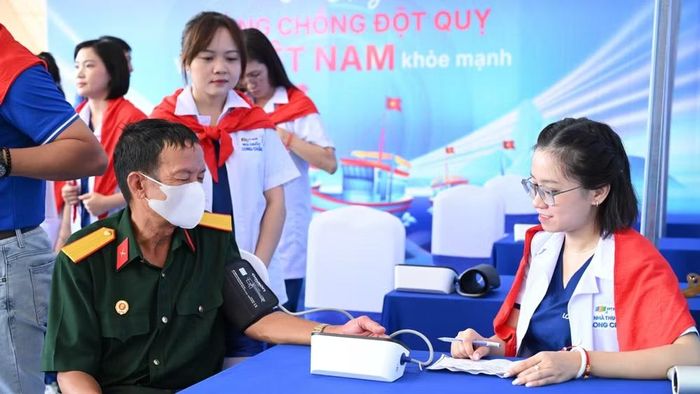 Hoạt động kiểm tra huyết áp, đánh giá sức khỏe. (Ảnh: HOÀNG KHÁNH)