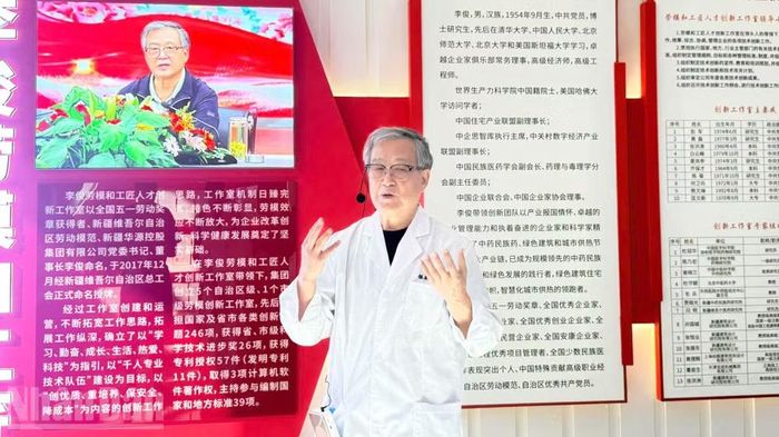 Ông Lý Tuấn, Chủ tịch Hội đồng quản trị Công ty trách nhiệm hữu hạn Dược phẩm Ngân Đóa Lan Tân Cương chia sẻ về mô hình sản xuất thuốc cổ truyền dựa trên công nghệ thông minh. (Ảnh: HỮU HƯNG)