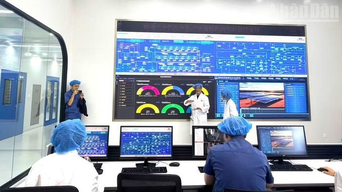 Toàn bộ dây chuyền sản xuất ở Khu công nghiệp y dược dân tộc Ngân Đóa Lan được kiểm soát bằng công nghệ số. (Ảnh: HỮU HƯNG)