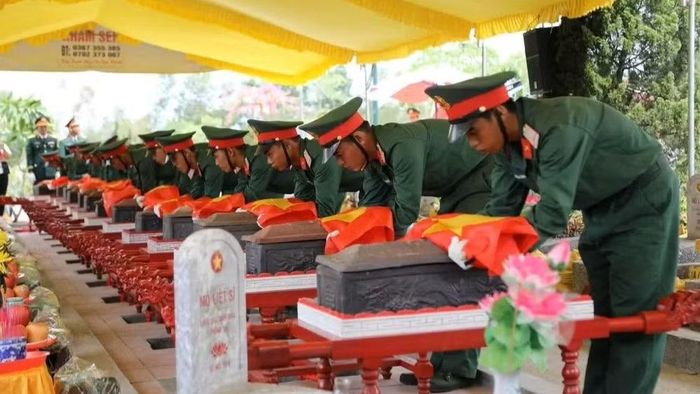Lễ viếng, truy điệu và an táng 13 hài cốt liệt sĩ được tìm thấy tại khu vực Câu Nhi, xã Nam Hải Lăng (Quảng Trị). (Ảnh: HIẾU MINH)