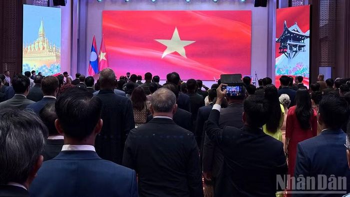 Các đại biểu thực hiện nghi lễ chào cờ tại sự kiện. (Ảnh: TRỊNH DŨNG)