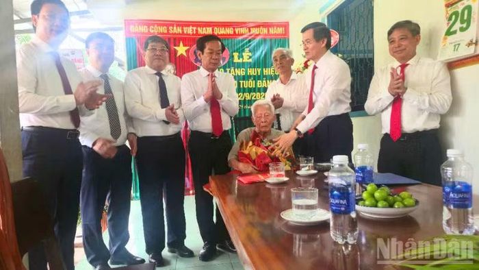 Đoàn công tác của đồng chí Đoàn Minh Huấn, Ủy viên Bộ Chính trị, Giám đốc Học viện Chính trị quốc gia Hồ Chí Minh cùng lãnh đạo thành phố Cần Thơ chụp hình lưu niệm cùng đồng chí Phạm Duy Khương.(Ảnh: VĂN ÚT)