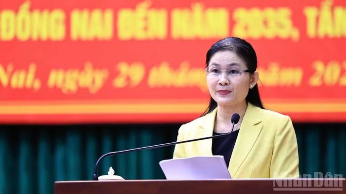 Đồng chí Tôn Ngọc Hạnh, Ủy viên Trung ương Đảng, Phó Bí thư Thường trực Thành ủy, Chủ tịch Hội đồng nhân dân thành phố Đồng Nai quán triệt một số nội dung cốt lõi của Nghị quyết 16 của Bộ Chính trị.